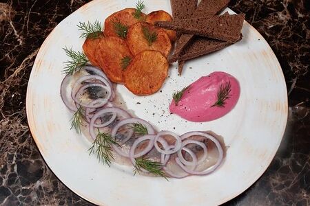 Селедка с картофелем и бородинским хлебом