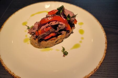 Брускетта с ростбифом