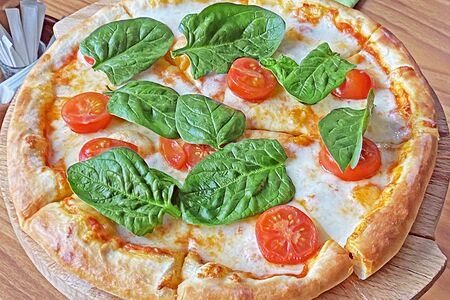 Пицца с моцареллой, томатами и шпинатом