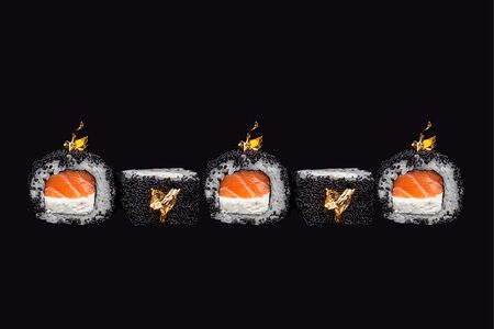 Ролл с чёрной тобико и лососем