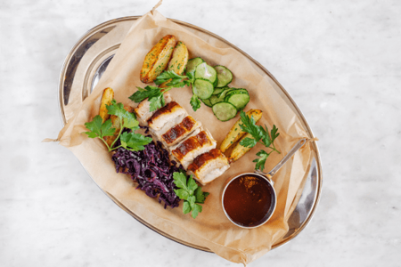 Свиная грудинка с соусом BBQ, салатом из красной капусты и картофелем по-деревенски