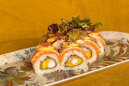 Опаленный ролл с тигровыми креветками и лососем