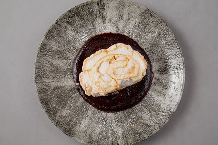 Меренговый рулет и черничным соусом