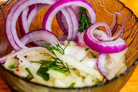 Лук маринованый