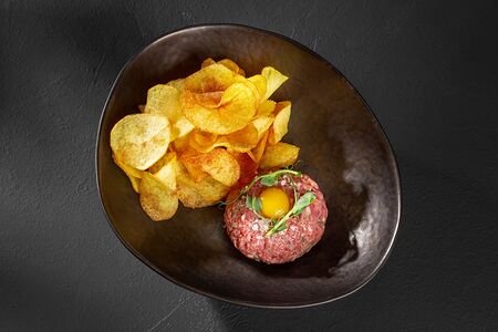 Тартар из мраморной говядины с картофельными чипсами