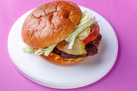 Бургер с говяжьей котлетой