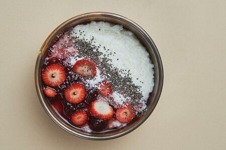 Каша рисовая с клубничным вареньем и кокосом