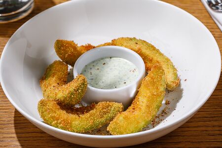 Хрустящий авокадо с йогуртовым соусом