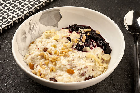 Каша рисовая с соусом из черной смородины и кедровыми орешками