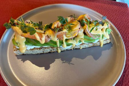 Брускетта с лососем, авокадо и голландским соусом