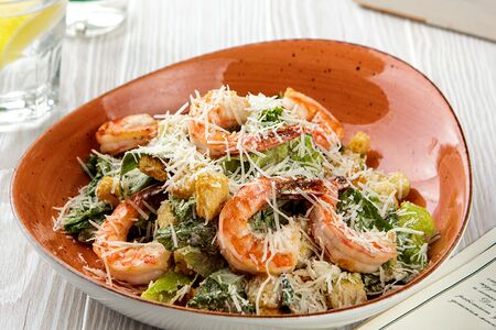 Салат Цезарь с тигровыми креветками гриль