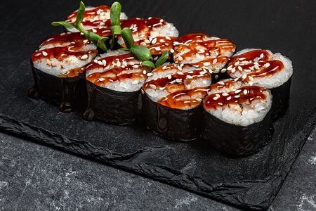 Маки с угрём