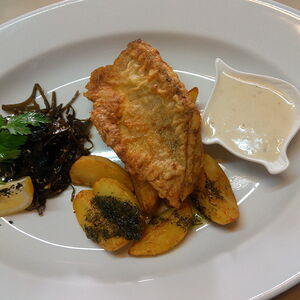 Филе судака в сливочном соусе с картофельными слайсами