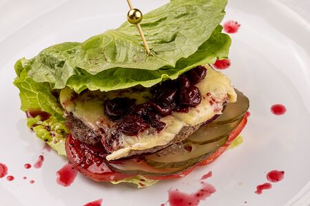 Фирменный бургер Aroma в листьях салата