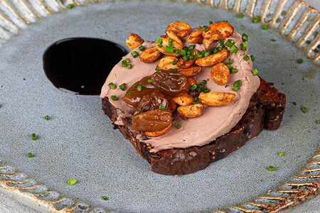 Паштет из утки на хлебе из сухофруктов