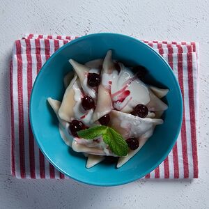 Вареники с вишней и сливочным соусом