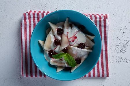 Вареники с вишней и сливочным соусом