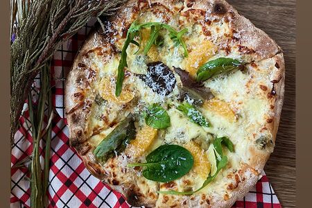 Пицца много сыра с мандаринами