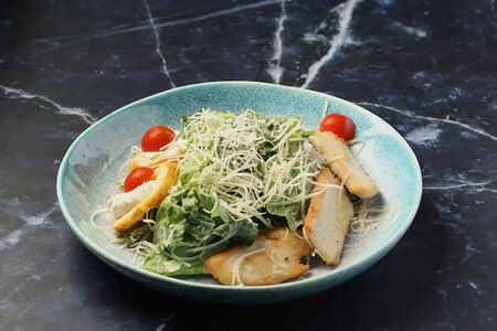 Салат Цезарилзе с курицей
