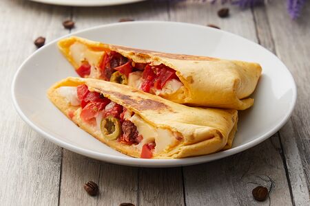 Вегетарианский ролл с овощами и сыром