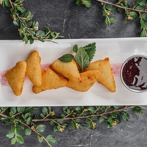 Жареный сыр с малиновым соусом