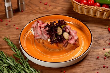 Брускетта с ростбифом