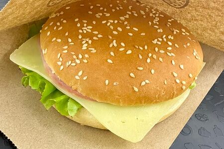 Сэндвич с ветчиной, сыром и зеленью