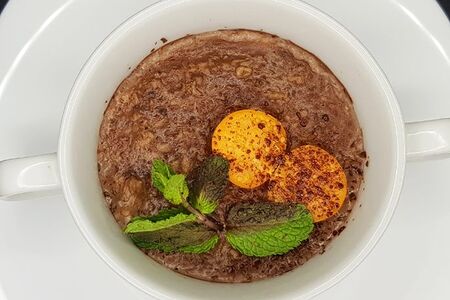 Шоколадная овсянка с фруктовым пюре и дробленым орехами