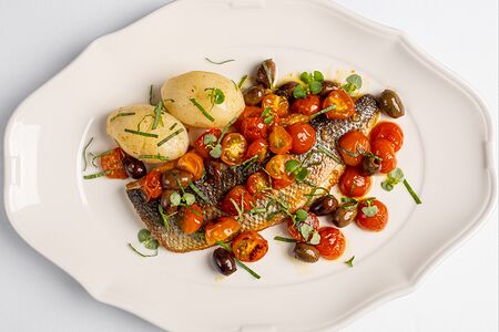 Сибас с томатами и маслинами