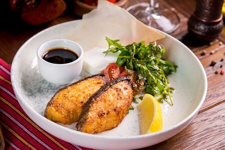 Масляная рыба с легким салатом