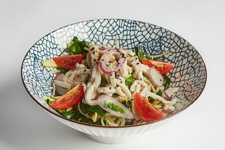 Салат с курицей темпура и соусом каламанси