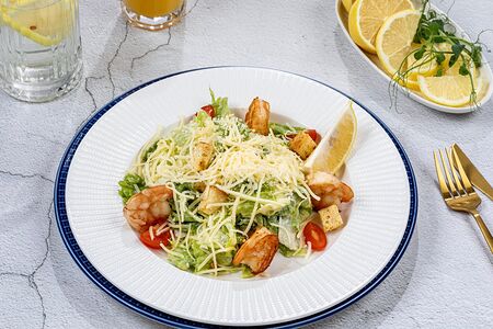 Салат Цезарь с тигровыми креветками