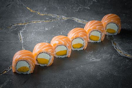 Ролл Филадельфия с Манго