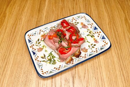 Брускетта с телятиной, печеными перцами и трюфельным кремом