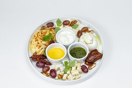 Ассорти домашних сыров с медом и винoградом