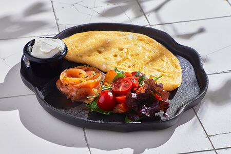 Омлет или скрембл с лососем и творожным сыром