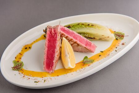 Филе тунца на гриле с соусом маракуйя