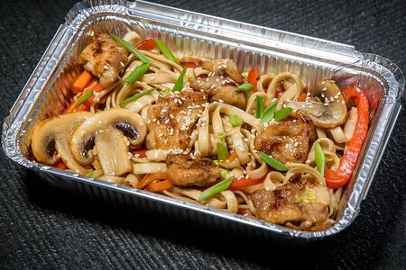 Удон с курицей под устричным соусом