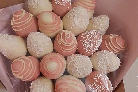 Букет из клубники в шоколаде Пудровые облака S (18-19 ягод)