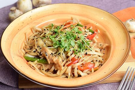 Лапша с курицей и креветками в соусе Том Ям