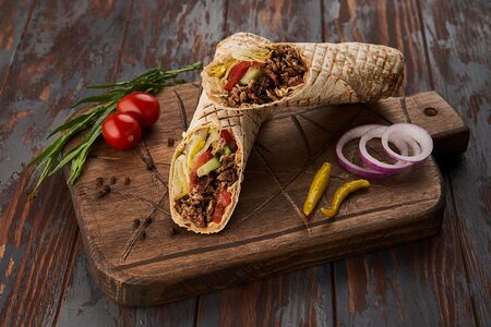 Шаурма с ягненком и курицей в обычном лаваше