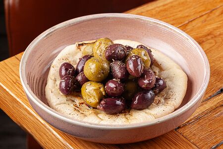 Оливки Джамбо и Каламата с питой