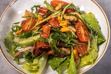 Пряный салат с курицей и хрустящим чили