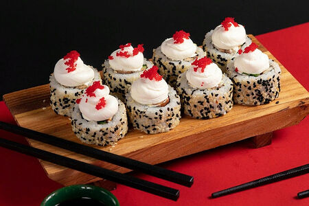 Ролл Ya с нежным лососем под сыром в обсыпке из икринок масаго