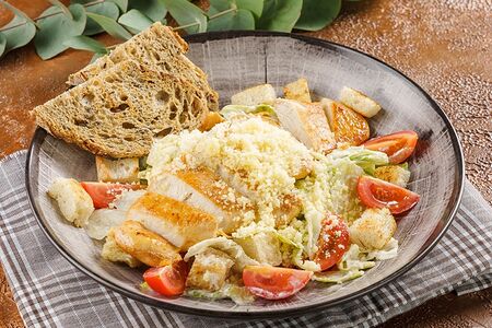 Салат Цезарь с курицей