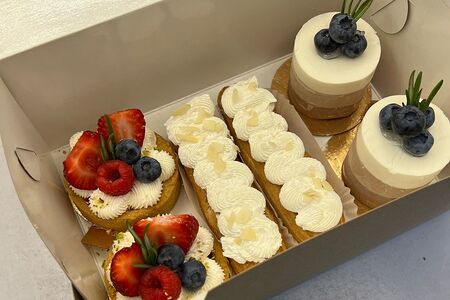 Сет пирожных три шоколада, эклеры, тарталетки