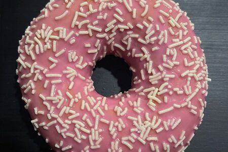 Донат с розовой глазурью