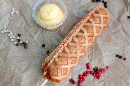 Корн-дог с сосиской и сыром