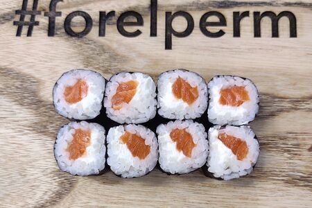 Классический ролл с форелью и сливочным сыром