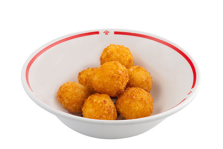 Сырные шарики с клюквенным соусом